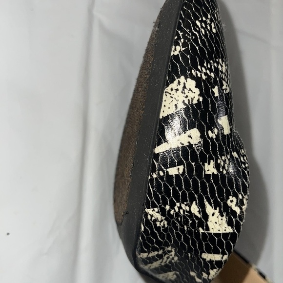 BCBG Women’s faux snake skin design. Gently used. Size 6.5 - Picture 5 of 11